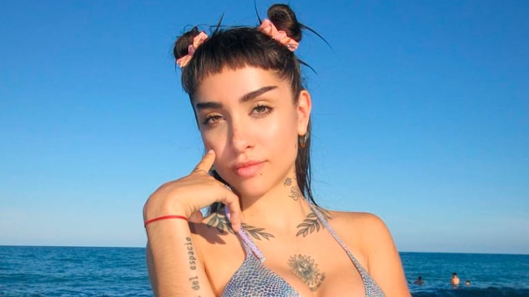María Becerra impactó con sus microbikinis plateadas y doradas en el verano europeo.