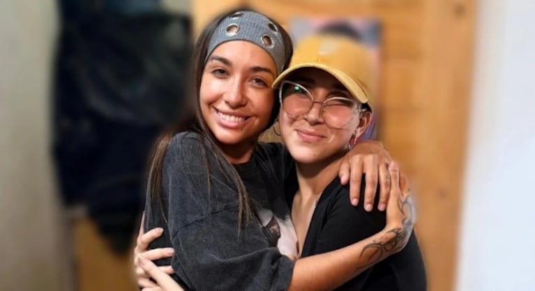 María Becerra le pagó el tratamiento oncológico a una fan y la sorprendió en su casa: el video cantando juntas | Créditos: Instagram @sol.varacalli