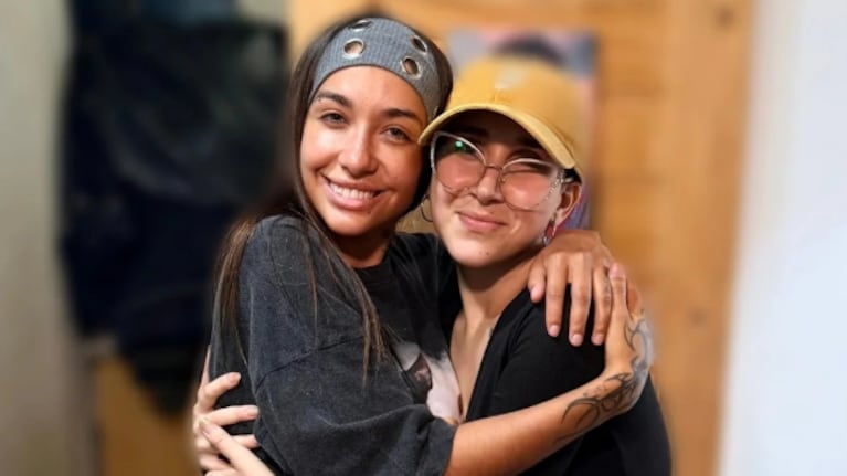María Becerra le pagó el tratamiento oncológico a una fan y la sorprendió en su casa: el video cantando juntas | Créditos: Instagram @sol.varacalli