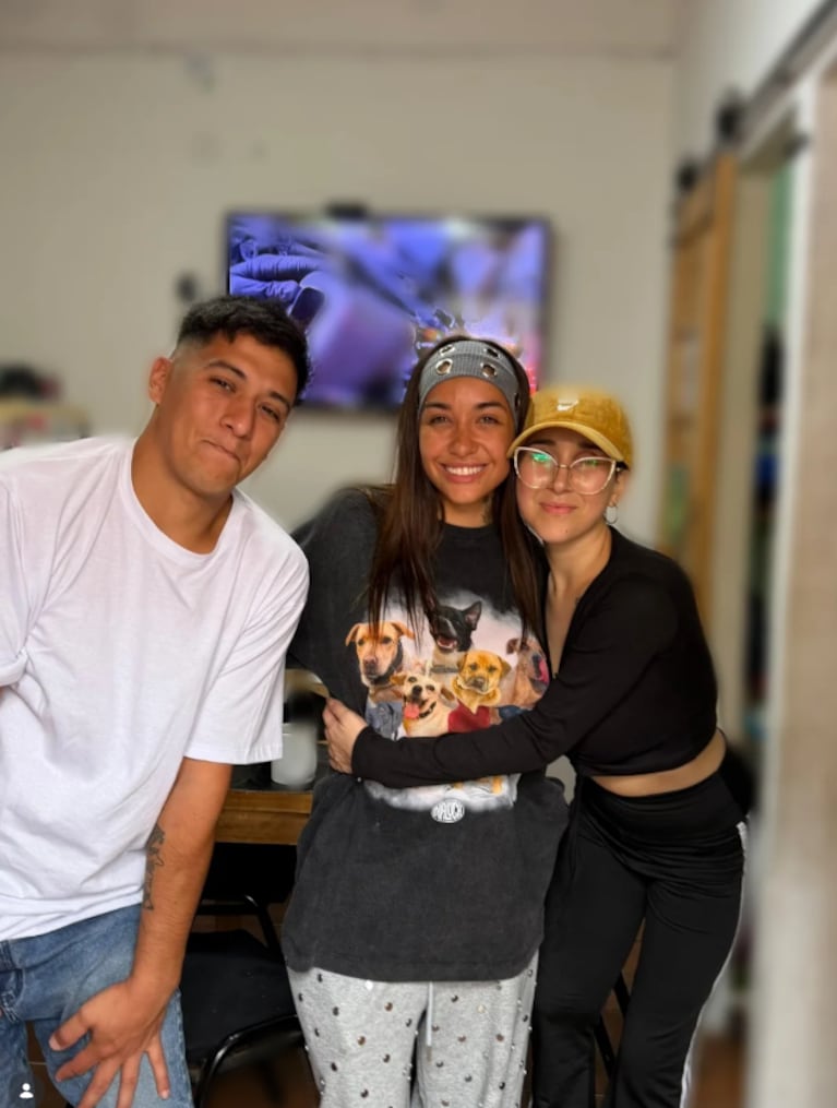 María Becerra le pagó el tratamiento oncológico a una fan y la sorprendió en su casa: el video cantando juntas | Créditos: Instagram @sol.varacalli