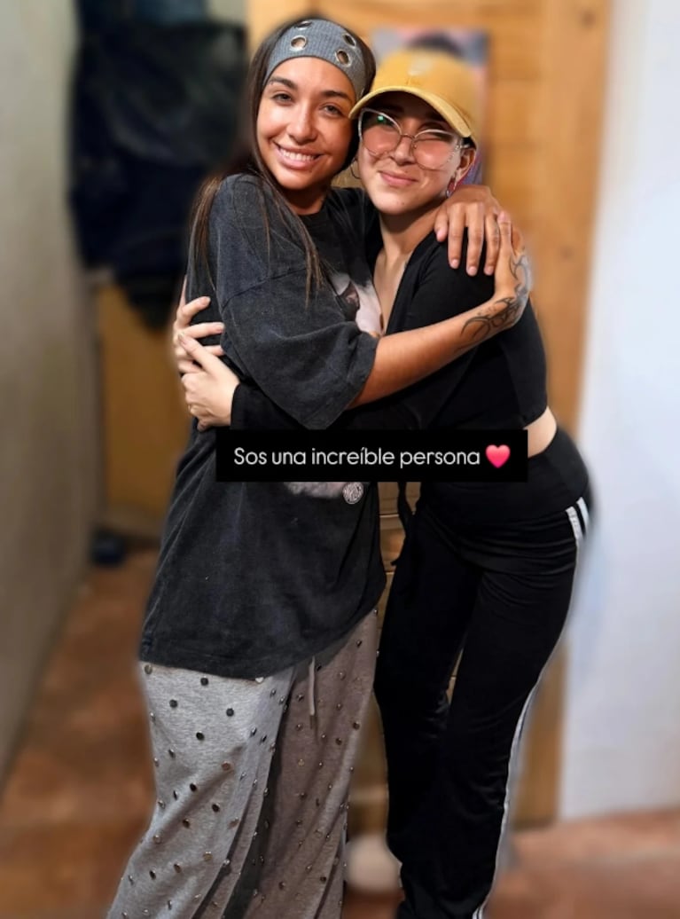 María Becerra le pagó el tratamiento oncológico a una fan y la sorprendió en su casa: el video cantando juntas | Créditos: Instagram @sol.varacalli