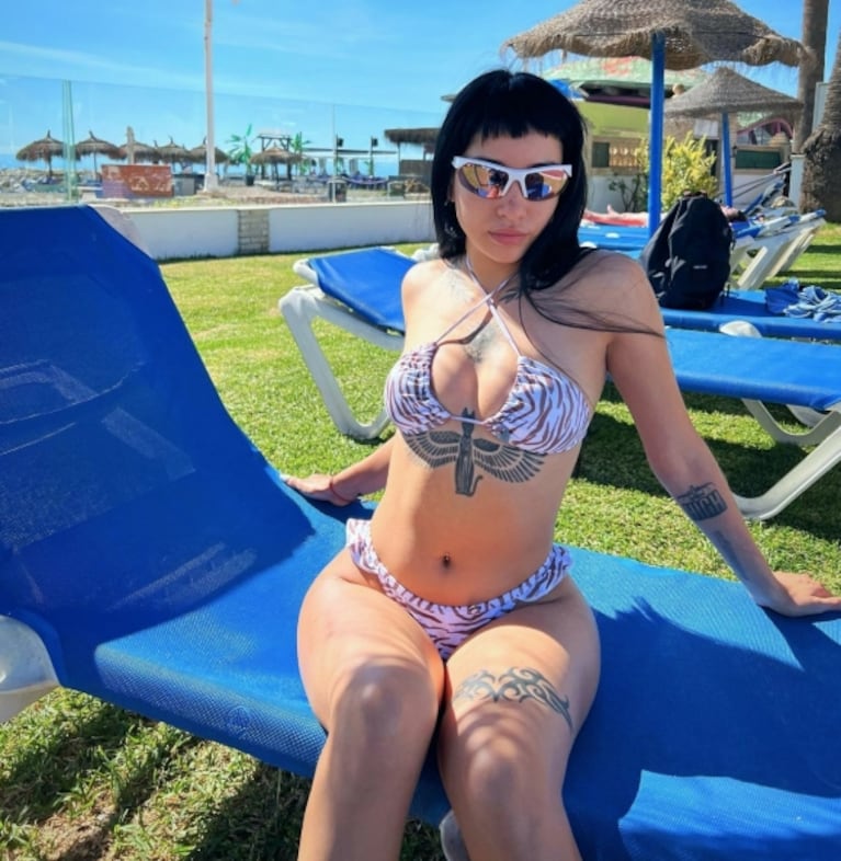 María Becerra posó en bikini animal print en Málaga: lluvia de likes