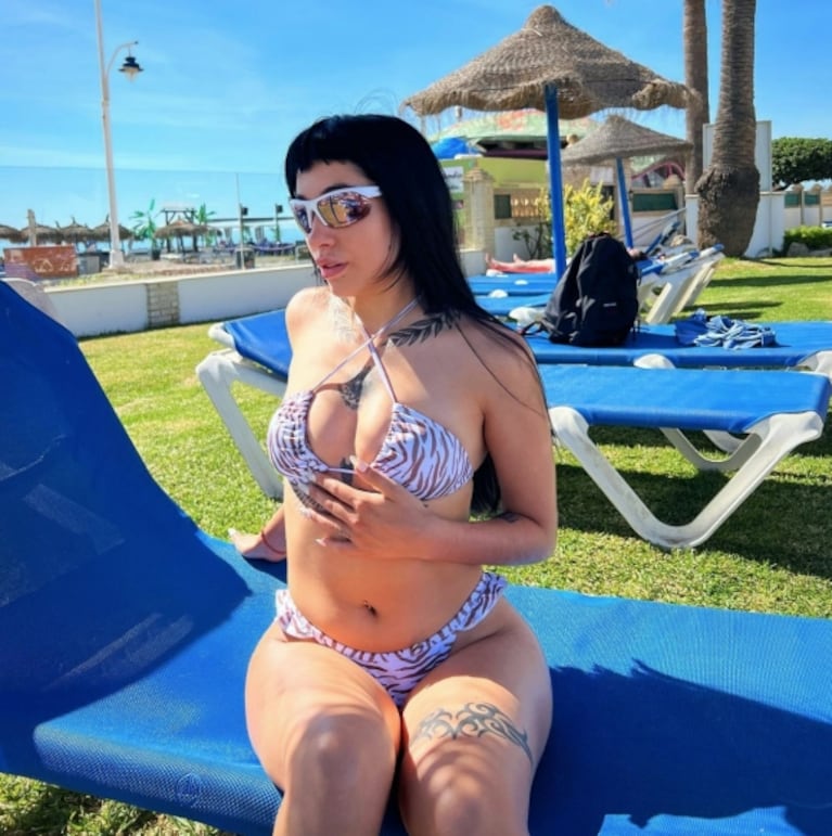 María Becerra posó en bikini animal print en Málaga: lluvia de likes