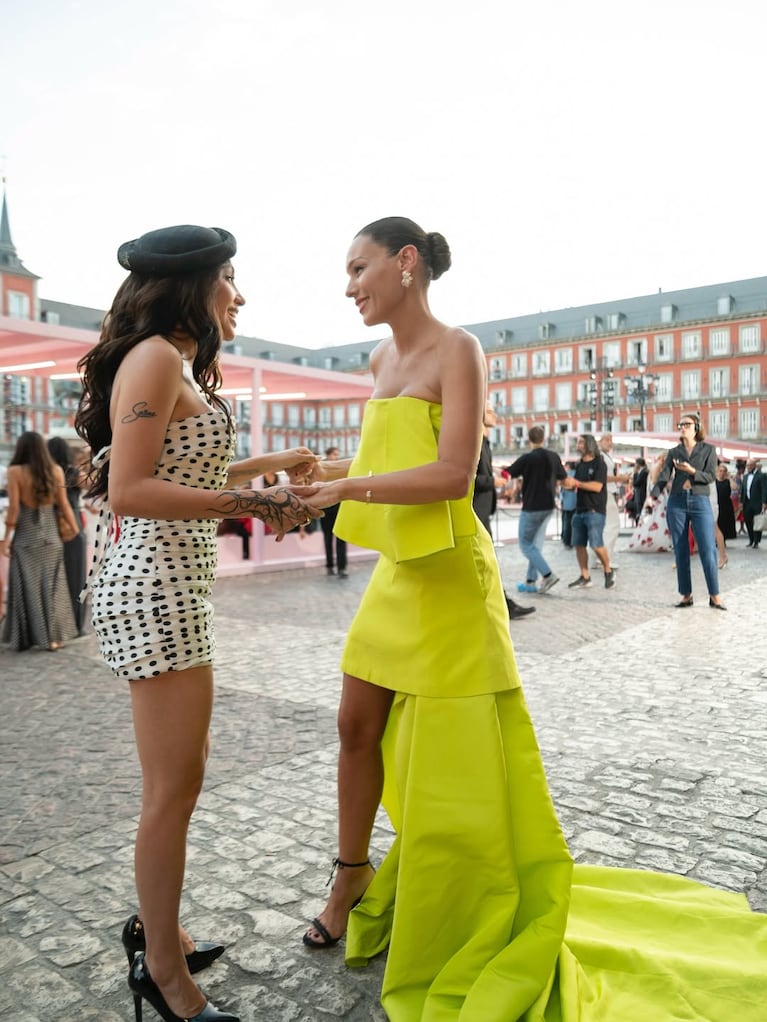 María Becerra y Pampita en el desfile de Carolina Herrera en Madrid (Foto: captura Instagram/@pampita).