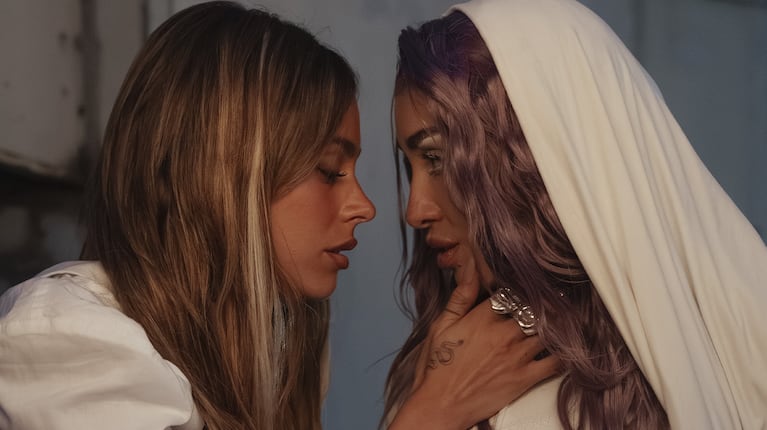 María Becerra y Tini estrenan “Hasta que me enamoro”: mirá el video y los looks de las cantantes