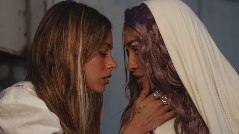 María Becerra y Tini estrenan “Hasta que me enamoro”: mirá el video y los looks de las cantantes