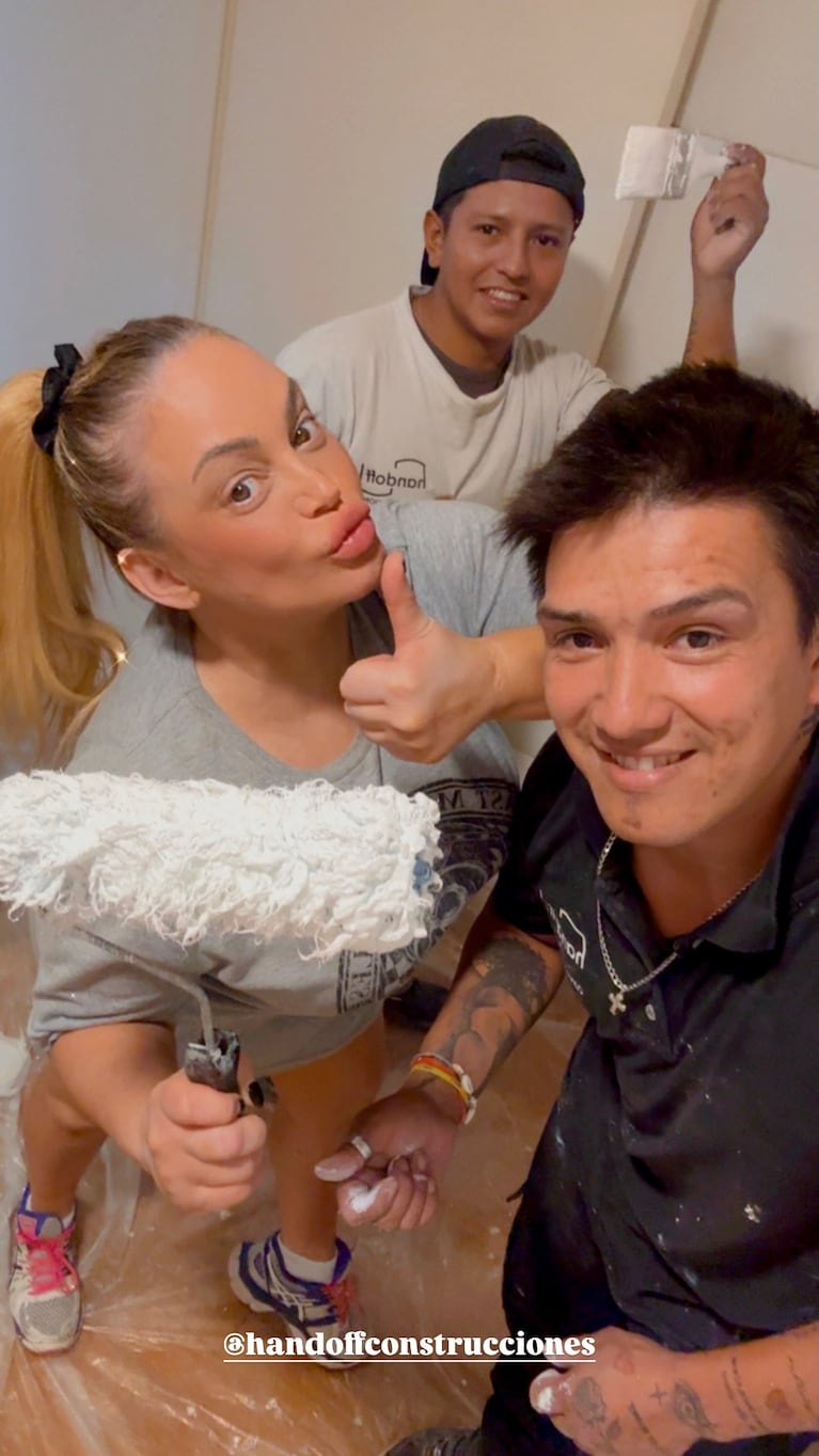 María Eugenia Ritó con los obreros que restauran su departamento. (Foto: @laritooki)