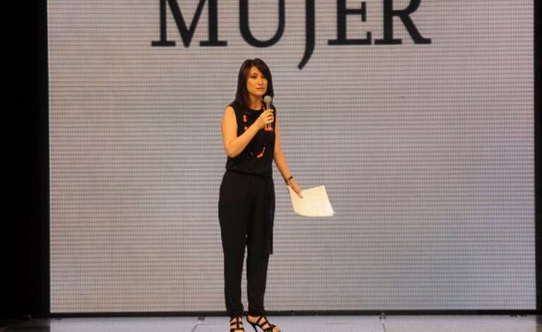 María Laura Santillán condujo el emotivo desfile de Clarín Mujer, con modelos reales.