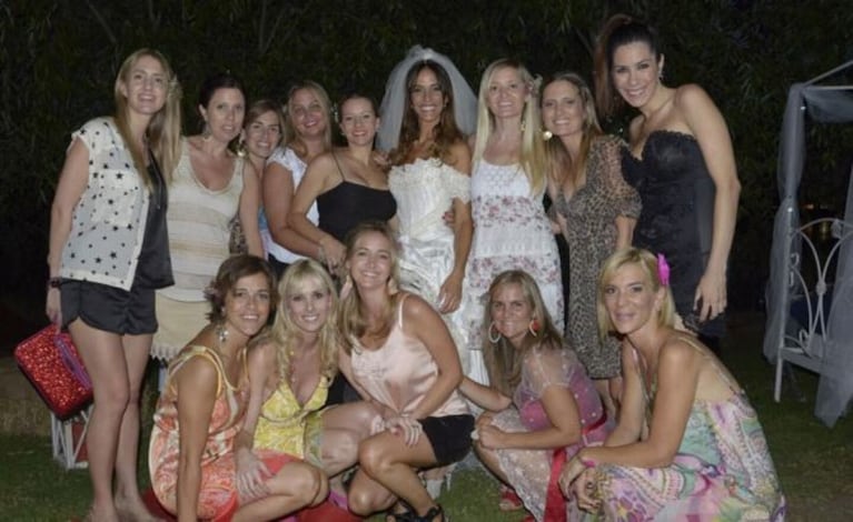 María Susini con sus amigas en la fiesta de bodas.