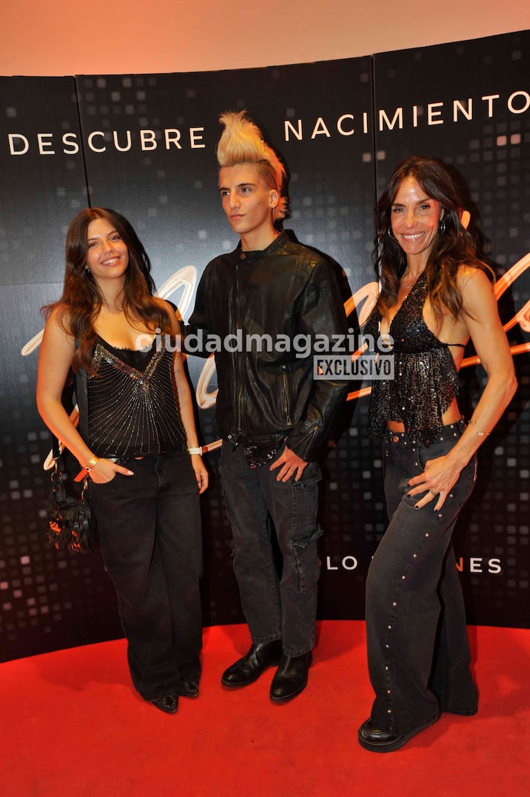María Susini y sus hijos, India y León Moro Arana, en el estreno de cine Michael (Foto: Movilpress).