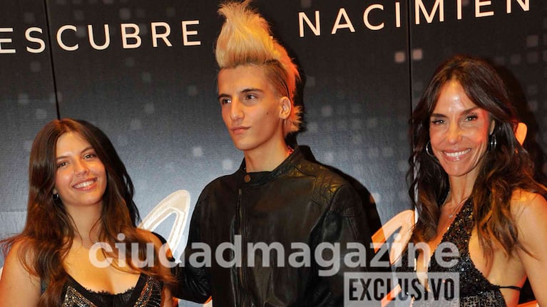 María Susini y sus hijos, India y León Moro Arana en la noche porteña (Foto: Movilpress).