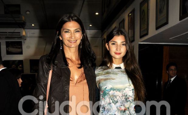 Mariana Arias y su hija, dos gotas de agua, en el recital (Foto: Jennifer Rubio). 