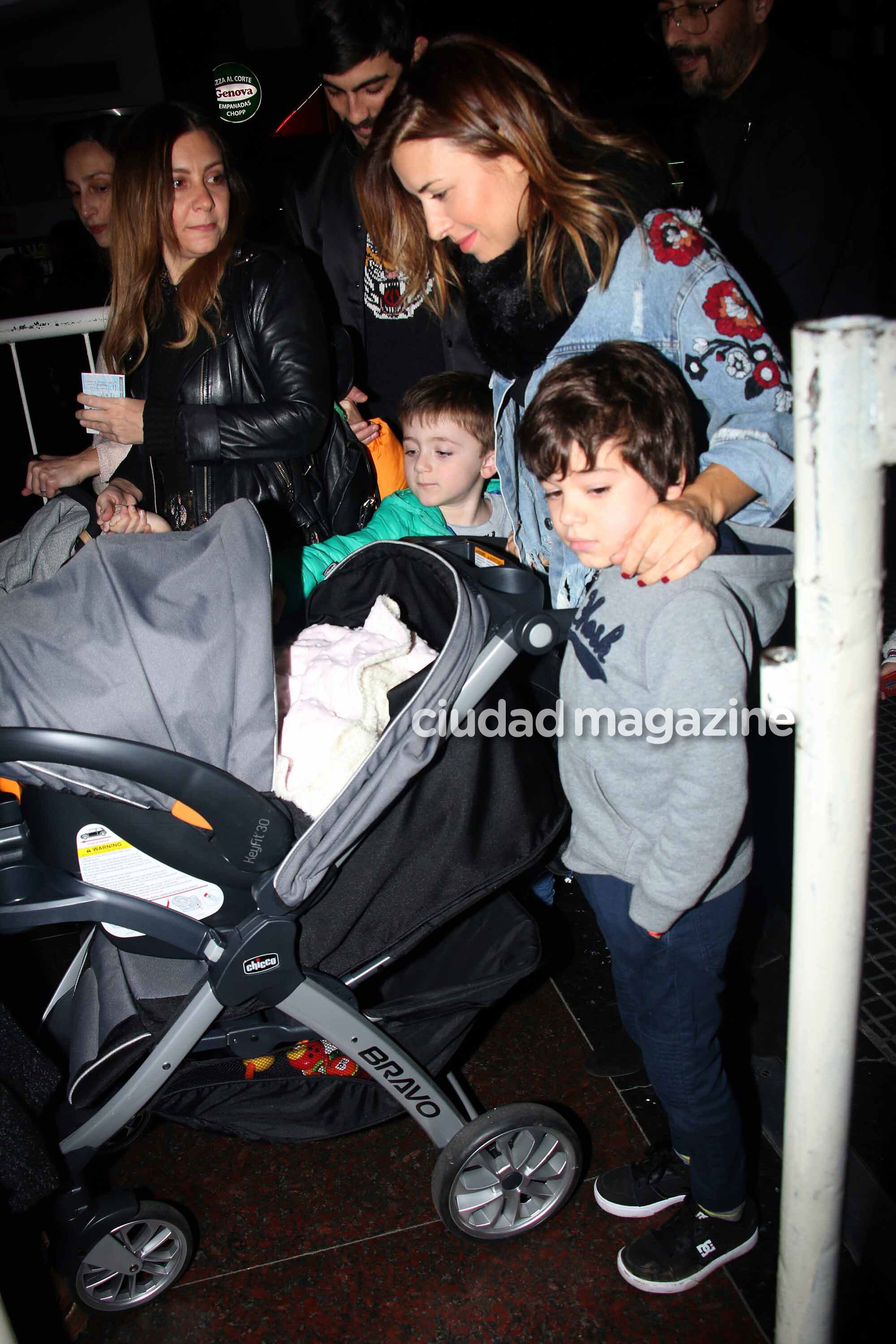 Mariana Brey con sus hijos en el show de Topa (Foto: Movilpress)