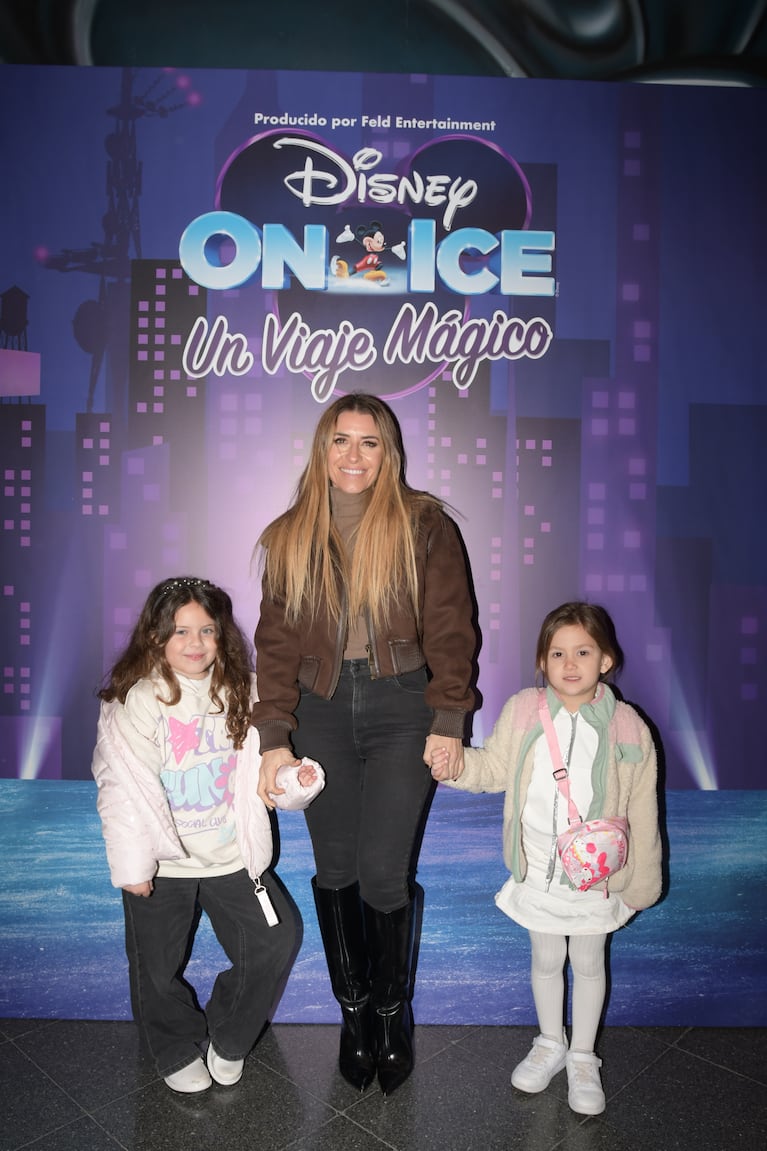 Mariana Brey y su familia en el estreno de Disney On Ice (Foto: Prensa).