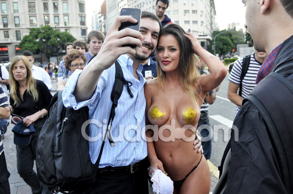 Mariana Diarco, topless e hilo dental en el Obelisco. (Foto: Jennifer Rubio - Ciudad.com)
