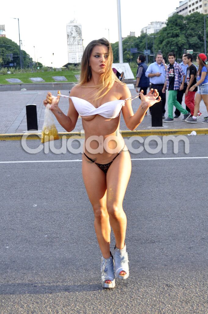 Mariana Diarco, topless e hilo dental en el Obelisco. (Foto: Jennifer Rubio - Ciudad.com)