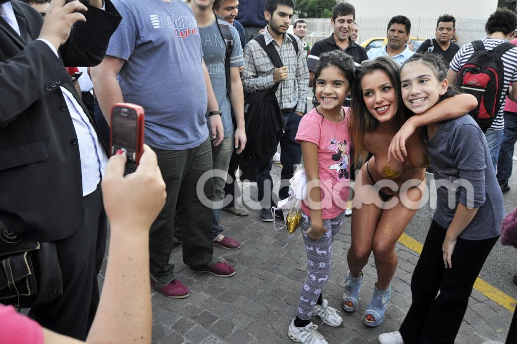 Mariana Diarco, topless e hilo dental en el Obelisco. (Foto: Jennifer Rubio - Ciudad.com)