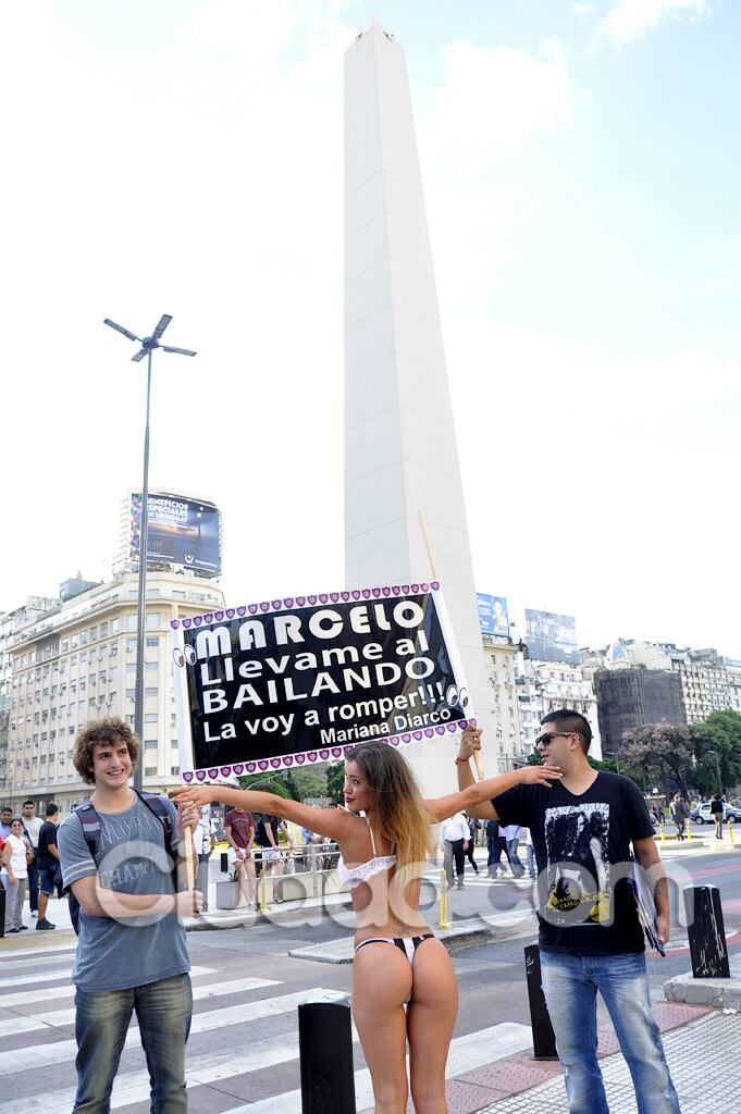 Mariana Diarco, topless e hilo dental en el Obelisco. (Foto: Jennifer Rubio - Ciudad.com)