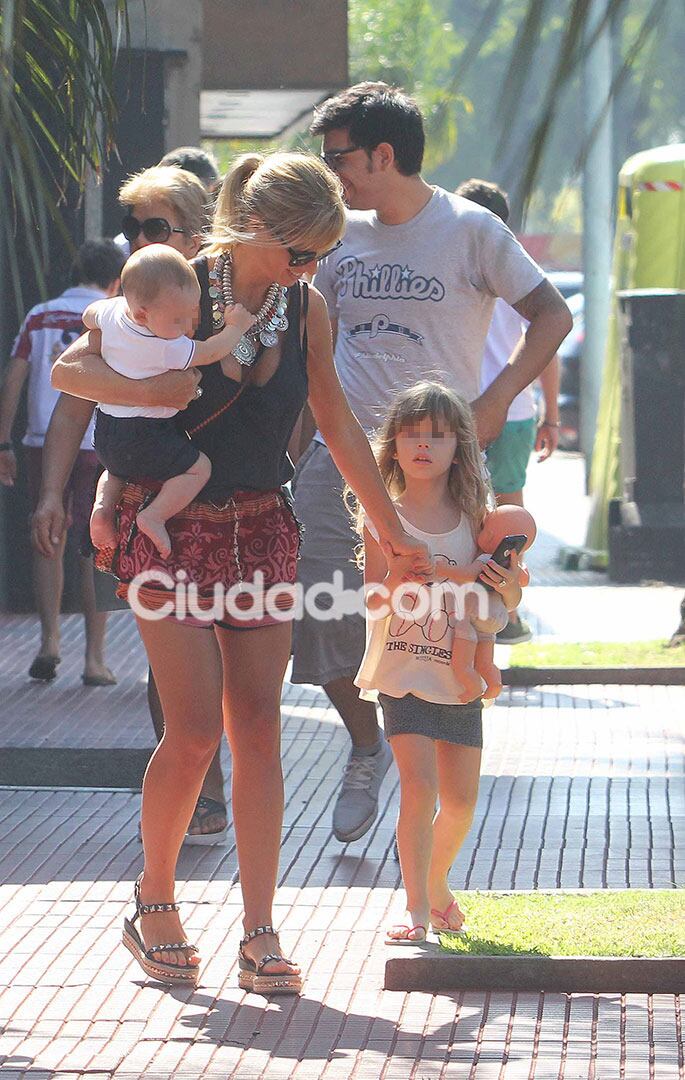 Mariana Fabbiani con su hija Matilda, su hijo Máximo y Mariano Chihade. (Foto: Movilpress)