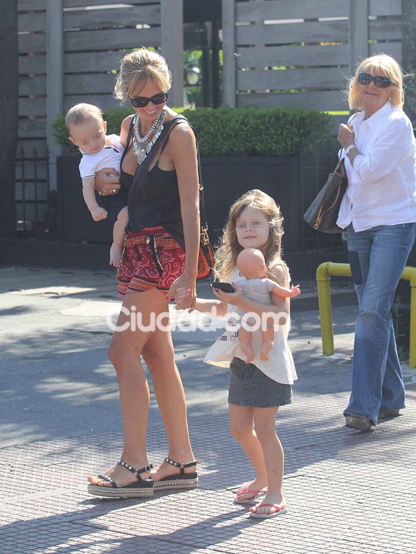 Mariana Fabbiani con su hija Matilda y su hijo Máximo. (Foto: Movilpress)