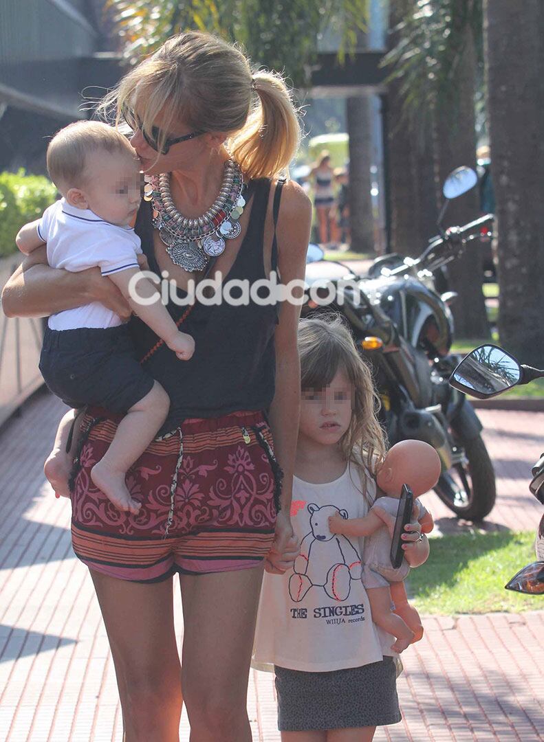 Mariana Fabbiani con su hija Matilda y su hijo Máximo. (Foto: Movilpress)