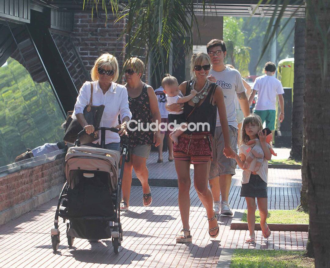 Mariana Fabbiani con su mamá, su hija Matilda, su hijo Máximo y Mariano Chihade. (Foto: Movilpress)