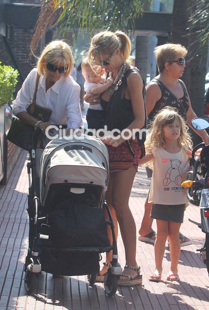 Mariana Fabbiani con su mamá, su hija Matilda y su hijo Máximo. (Foto: Movilpress)