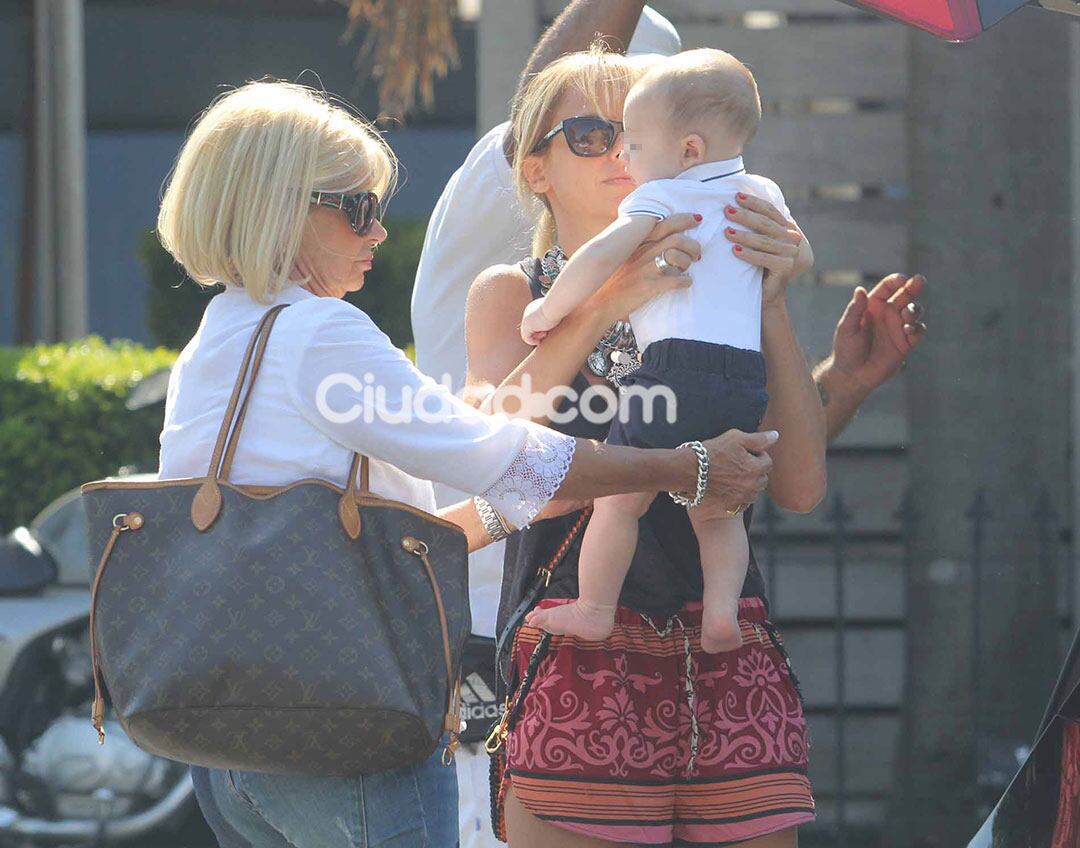 Mariana Fabbiani con su mamá y su hijo Máximo. (Foto: Movilpress)