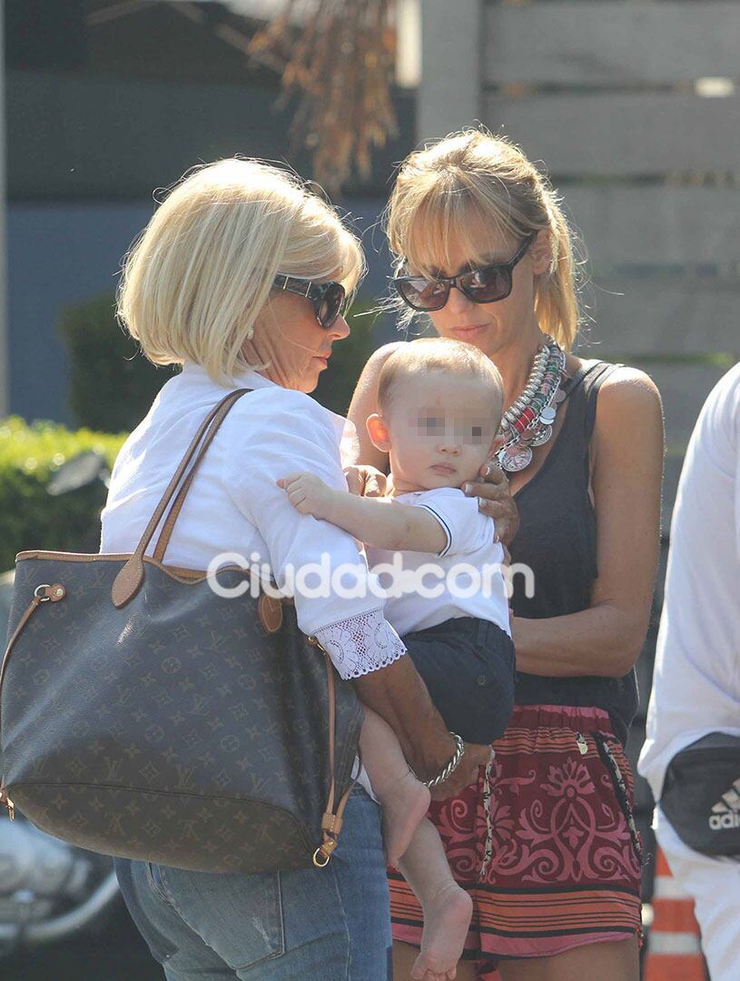 Mariana Fabbiani con su mamá y su hijo Máximo. (Foto: Movilpress)