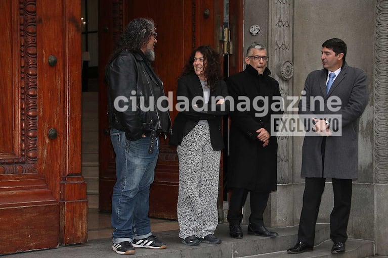 Mariana Mactas recibiendo a quienes llegarona a despedir a su padre Mario (Foto: Movilpress)