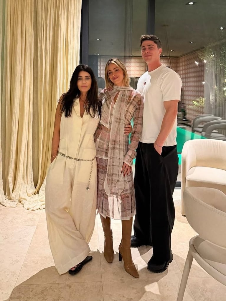 Mariana Muzlera y sus hijos, Tini y Fran Stoessel. (Foto: @tinistoessel)