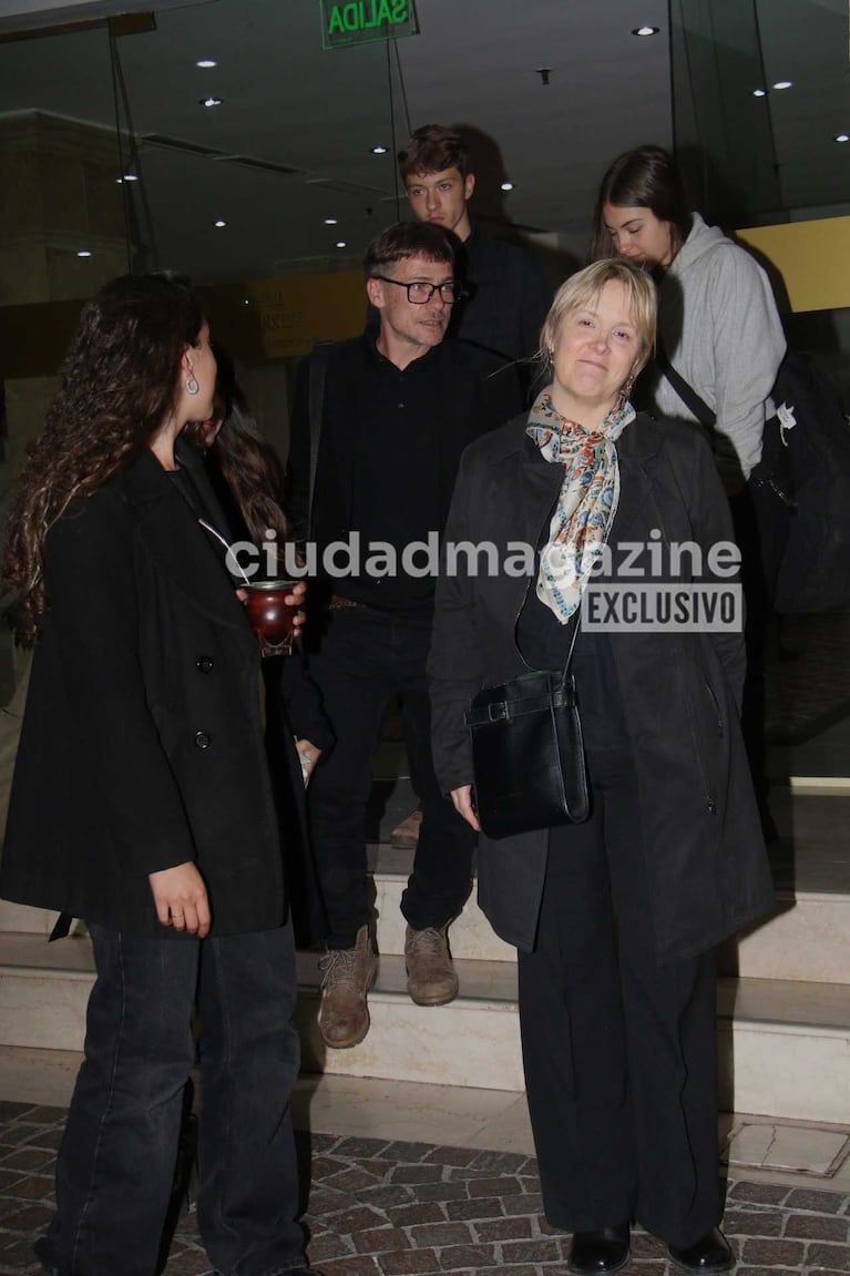 Mariana Schettini, viuda de Piero, sus hijos Fiorella y Giuliano, y Juan De Benedictis (Foto: Movilpress)