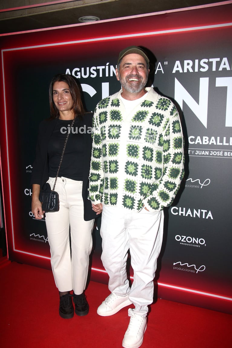 Mariano Iúdica con su esposa en el estreno de Agustín 'Soy Rada' Aristarán (Foto: Movilpress).