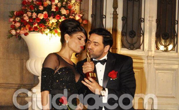 Mariano Iúdica y su mujer celebran el premio de Soñando por Cantar (Foto: Jennifer Rubio). 
