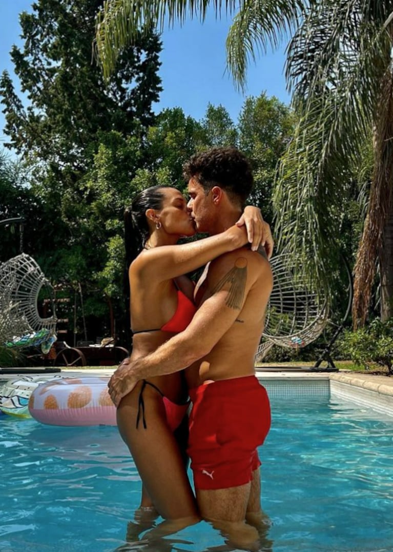 Mariano Martínez compartió una foto de alto voltaje con su nueva novia en la piscina