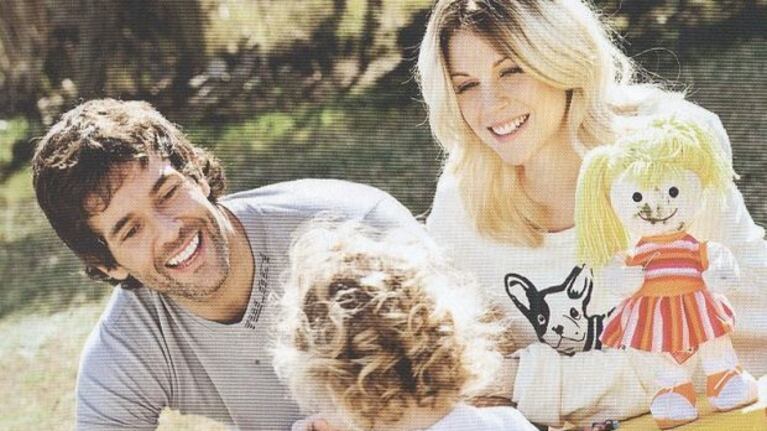 Mariano Martínez con su mujer Juliana y su hija Olivia. (Foto: Revista ¡Hola! Argentina).