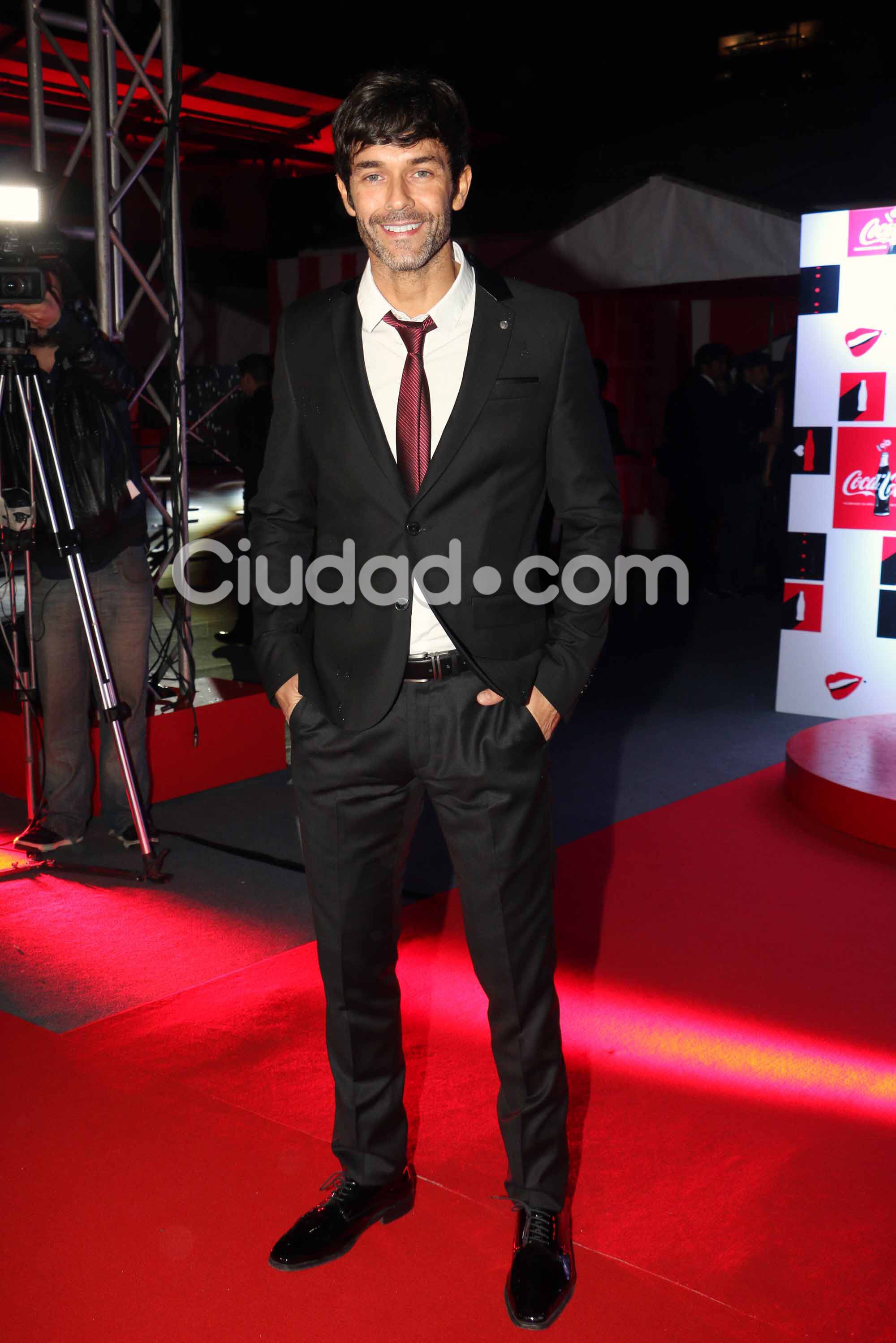 Mariano Martinez, de traje negro y el toque de color con la corbata roja (Fotos: Movilpress).
