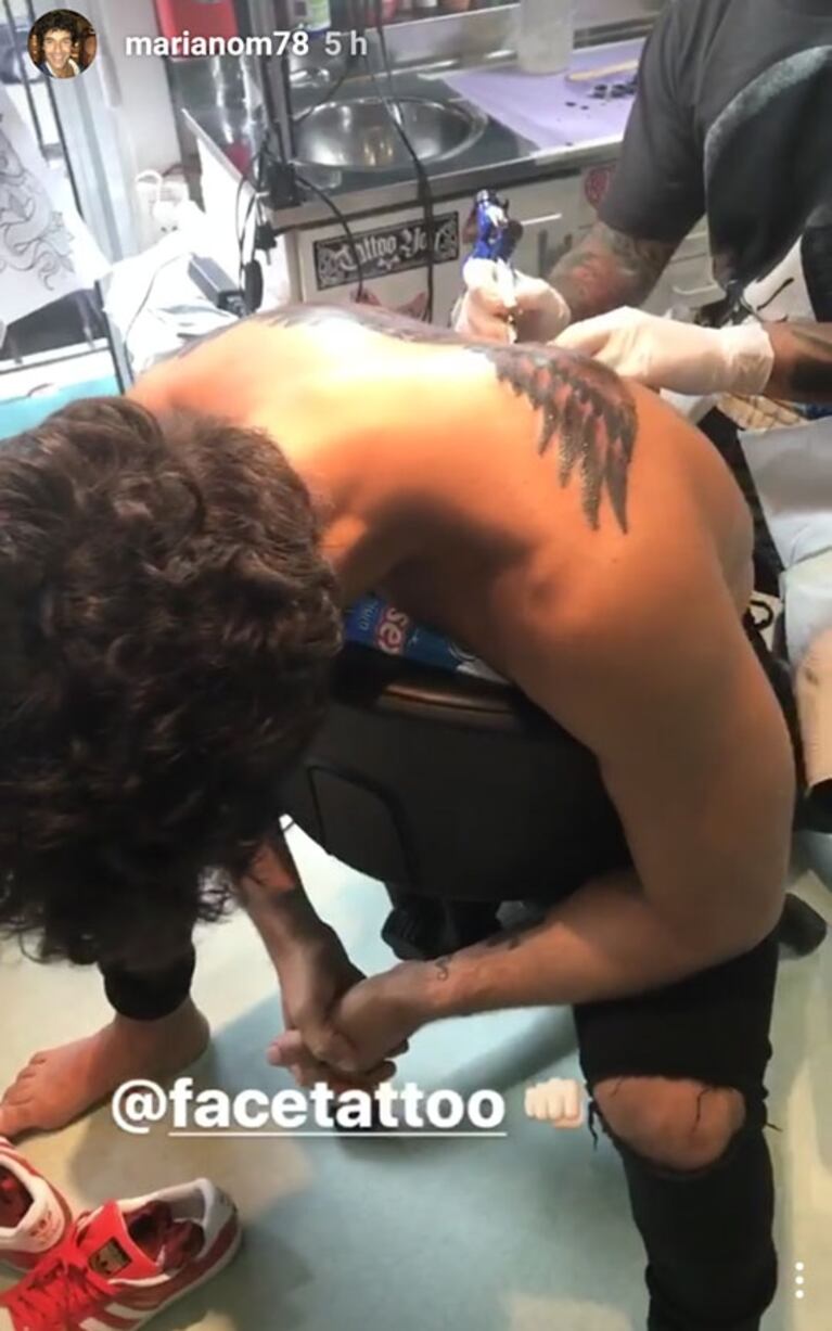 Mariano Martínez mostró cómo le está quedando el tremendo tatuaje que se hizo en la espalda: "¡Lo que duele! Todavía falta, pero va"
