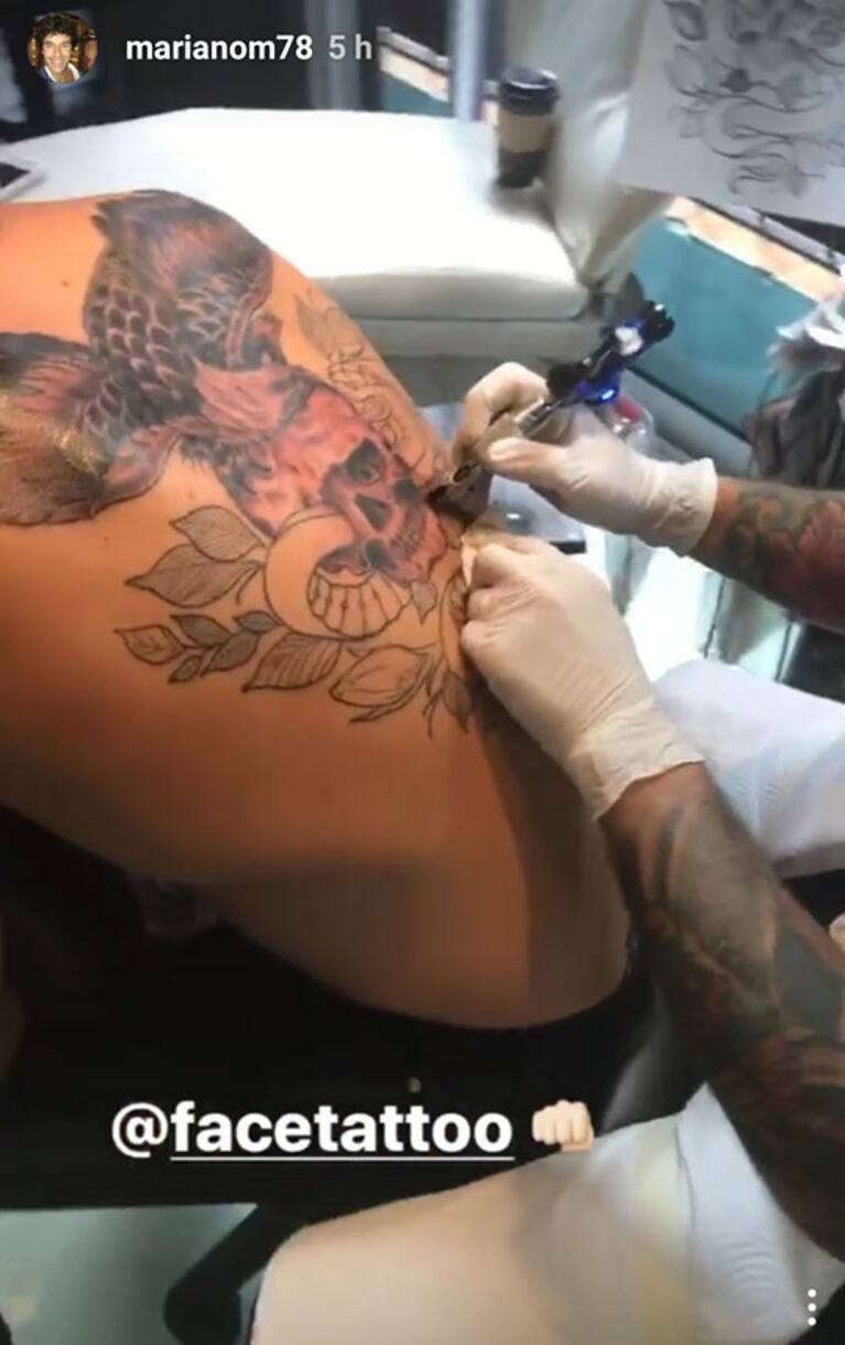 Mariano Martínez mostró cómo le está quedando el tremendo tatuaje que se hizo en la espalda: "¡Lo que duele! Todavía falta, pero va"