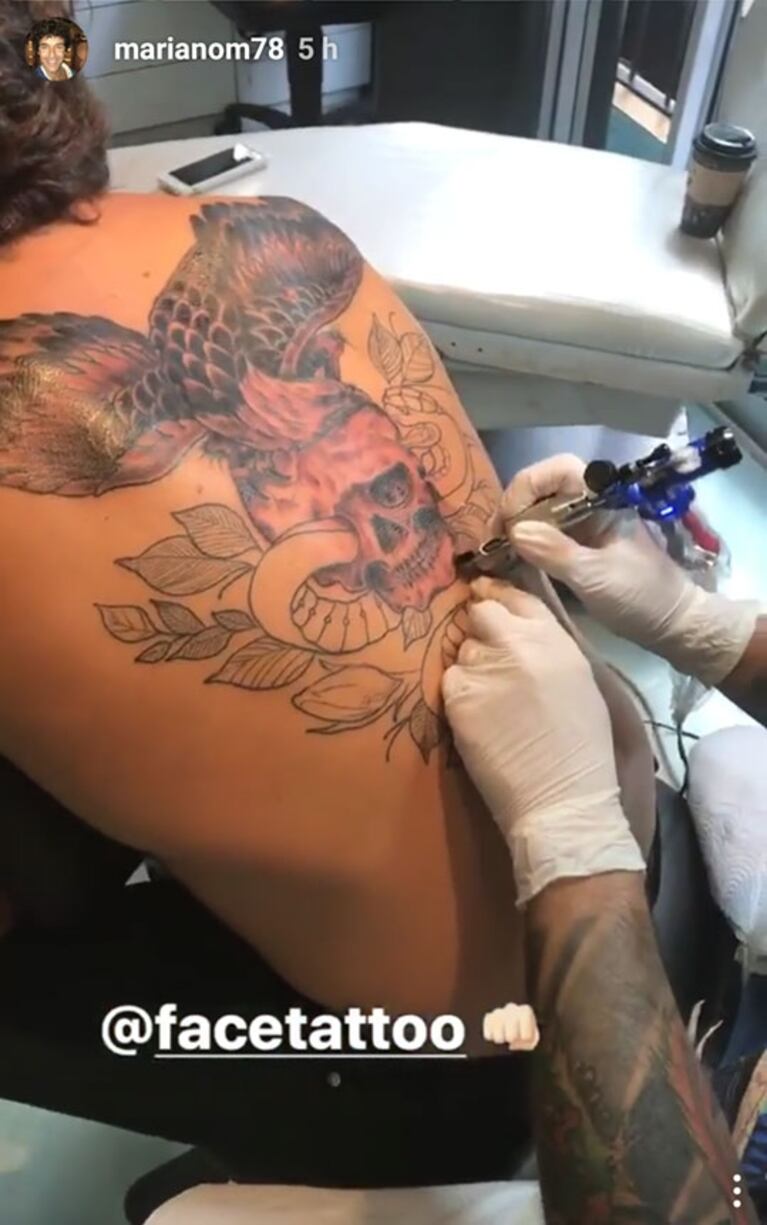 Mariano Martínez mostró cómo le está quedando el tremendo tatuaje que se hizo en la espalda: "¡Lo que duele! Todavía falta, pero va"