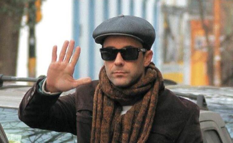 Mariano Martínez y su look "retro" de invierno: boina, anteojos y buena onda. (Foto: Paparazzi)