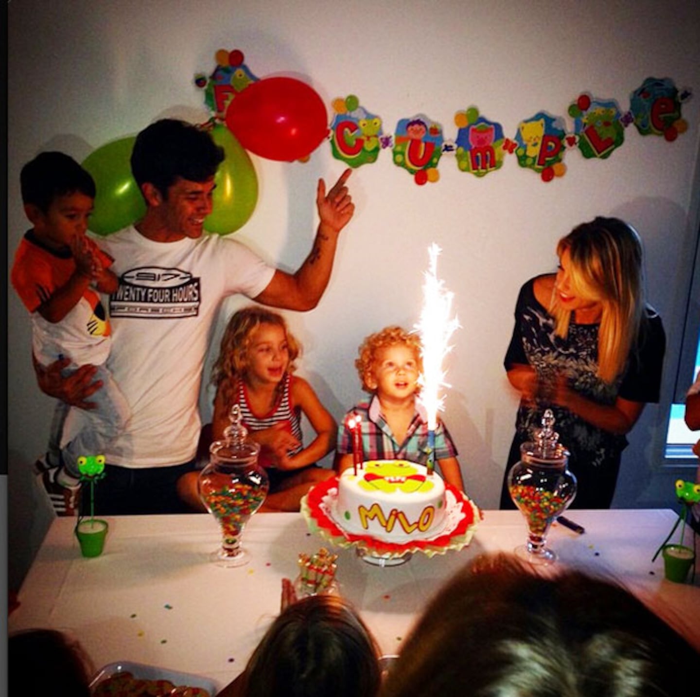 Mariano Martínez y su mujer, felices junto a sus hijos (Fotos: Instagram). 