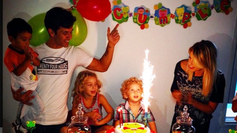 Mariano Martínez y su mujer, felices junto a sus hijos (Fotos: Instagram).