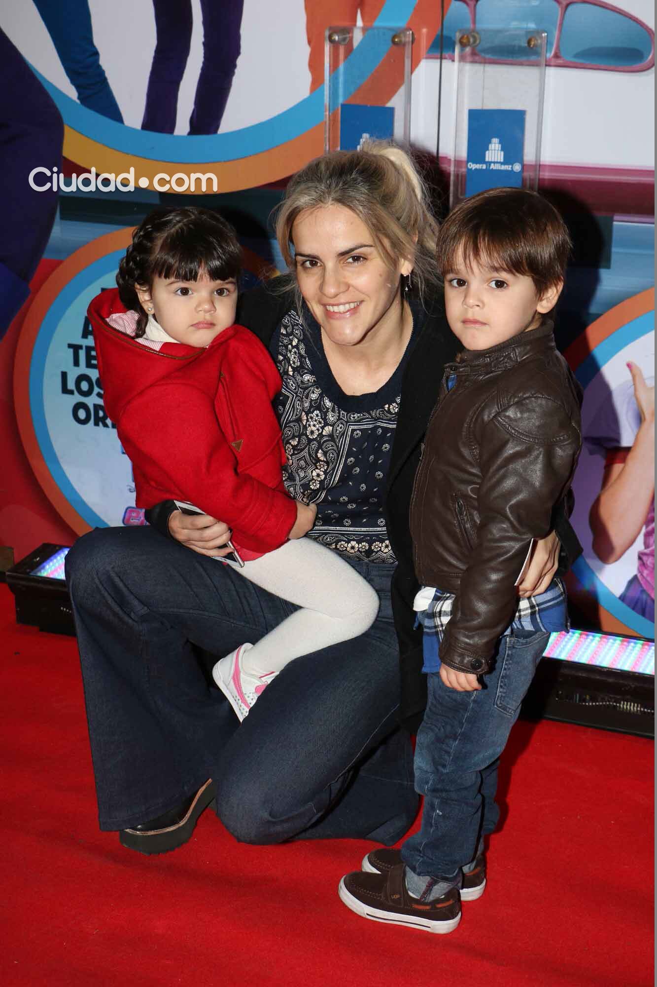 Mariela Anchipi con su hijo, en el teatro Ópera viendo a Topa (Foto: Movilpress)