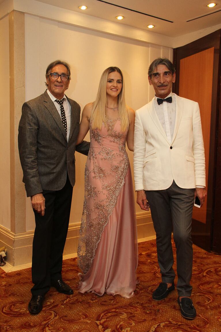 Mariela Anchipi junto a Edgardo Coton y Mario Vidal de Iara Alta Costura. (Foto: Web)