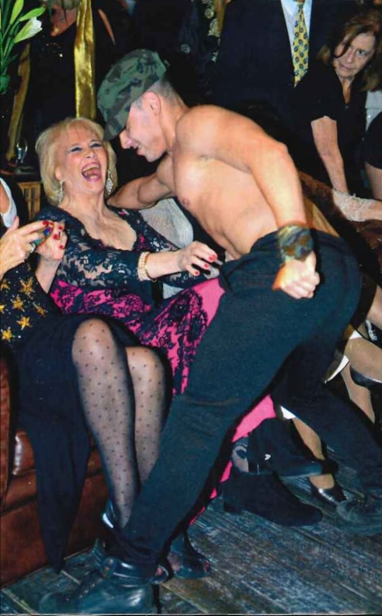 Marila, la mamá de Fernando Burlando, cumplió 80 años y recibió como regalo… ¡un show de strippers! 