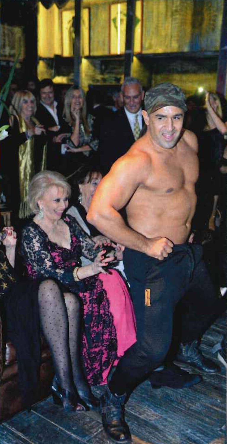 Marila, la mamá de Fernando Burlando, cumplió 80 años y recibió como regalo… ¡un show de strippers! 