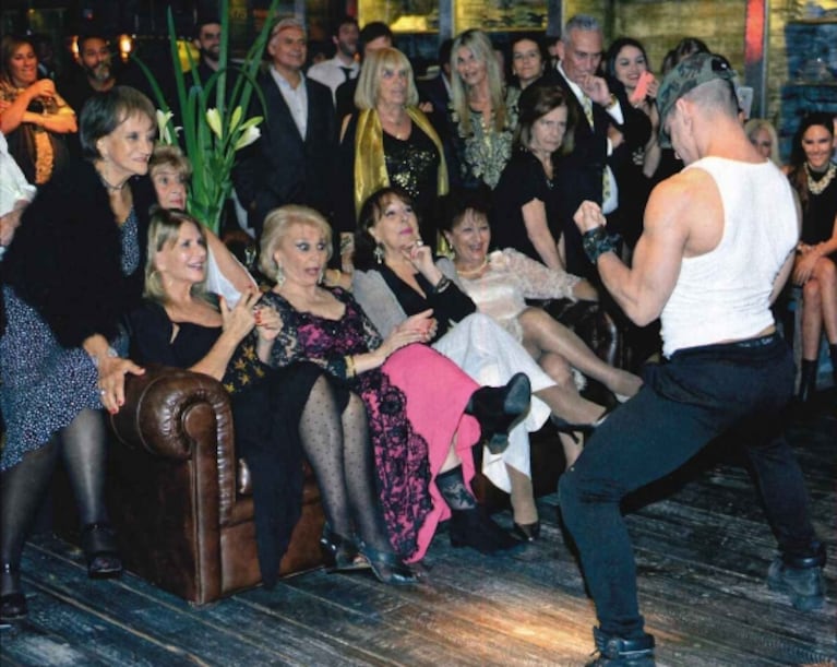 Marila, la mamá de Fernando Burlando, cumplió 80 años y recibió como regalo… ¡un show de strippers! 