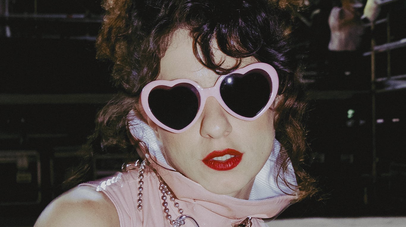 Marilina Bertoldi estrena el video de “Bajan de día de noche esperan” antes de su show en el Estadio Malvinas 