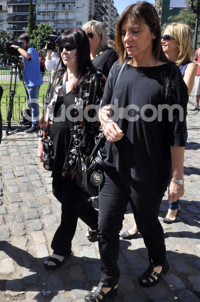 Marilina Ross en el último adiós a Jorge Ibáñez en el cementerio de Recoleta. (Foto: Jennifer Rubio - Ciudad.com)